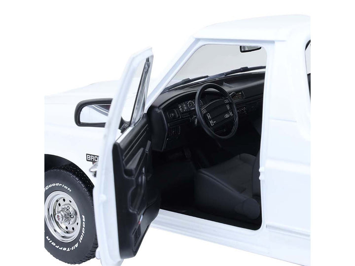 1993 Ford Bronco XLT Oxford White "Artisan Collection" 1/18 Diecast Model Car by Greenlight image 2