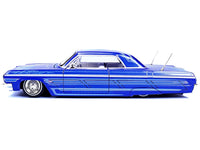 Maisto 1964 Chevrolet Impala SS Lowrider candy blue graphics white interior 1:26 32547BL, view 2