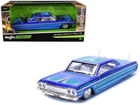 Maisto 1964 Chevrolet Impala SS Lowrider candy blue graphics white interior 1:26 32547BL, view 3