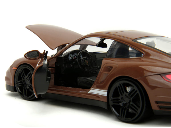 Jada 34624 brown Porsche 911 Turbo with Brown M&M figure, 1:24 diecast car-and-figure set