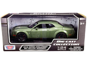 Motormax 2018 Dodge Challenger SRT Hellcat Widebody green metallic black stripes 1:24, view 1