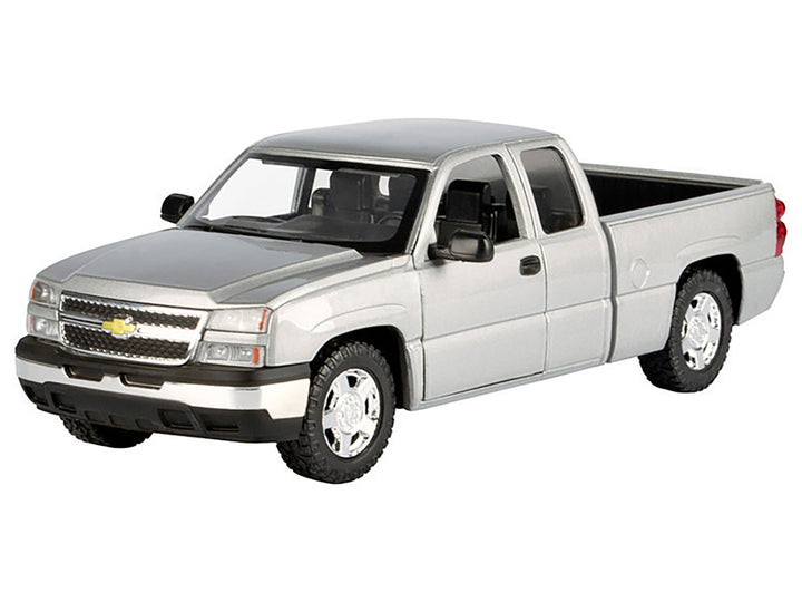 2006 Chevrolet Silverado 1500 Pickup Truck Gray Metallic "Timeless Legends" Series 1/25 Diecast Model Car by Motormax image 2