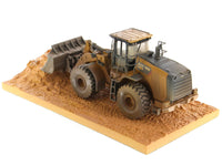 Diecast Masters CAT Caterpillar 966M wheel loader operator dirty weathered 1:50 85703, view 2