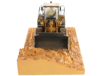 Diecast Masters CAT Caterpillar 966M wheel loader operator dirty weathered 1:50 85703, view 3