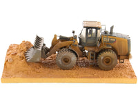 Diecast Masters CAT Caterpillar 966M wheel loader operator dirty weathered 1:50 85703, view 5