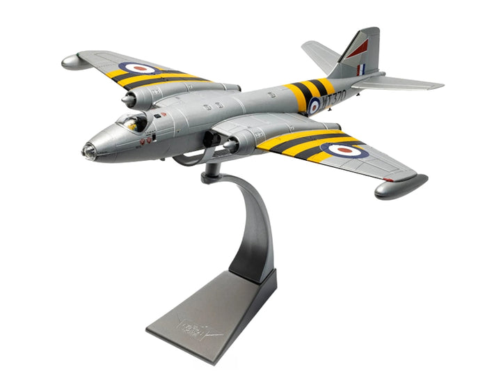 English Electric Canberra B.6 Aircraft "WT370 Wg. Cdr. Paul Mallorie No.139 Squadron Operation Musketeer" (1956) Royal Air Force "The Aviation Archive" Series 1/72 Diecast Model Car by Corgi image 2