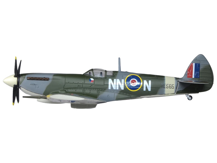 Supermarine Spitfire LF MK IXe Fighter Aircraft "TE565 10th (Czech) Fighter Squadron RAF Manston" Royal Air Force 1/72 Diecast Model Airplane by Oxford Diecast image 2