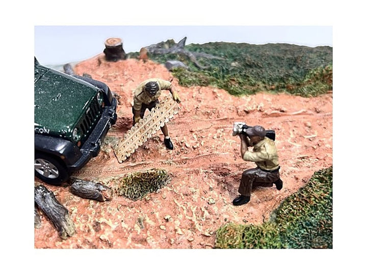 "4X4 Mechanics" 2 Piece Diecast Figure Set 4 for 1/43 Scale Models by American Diorama image 2