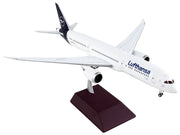 Boeing 787-9 Commercial Aircraft "Lufthansa" White with Blue Tail "Gemini 200" Series 1/200 Diecast Model Airplane by GeminiJets image 2