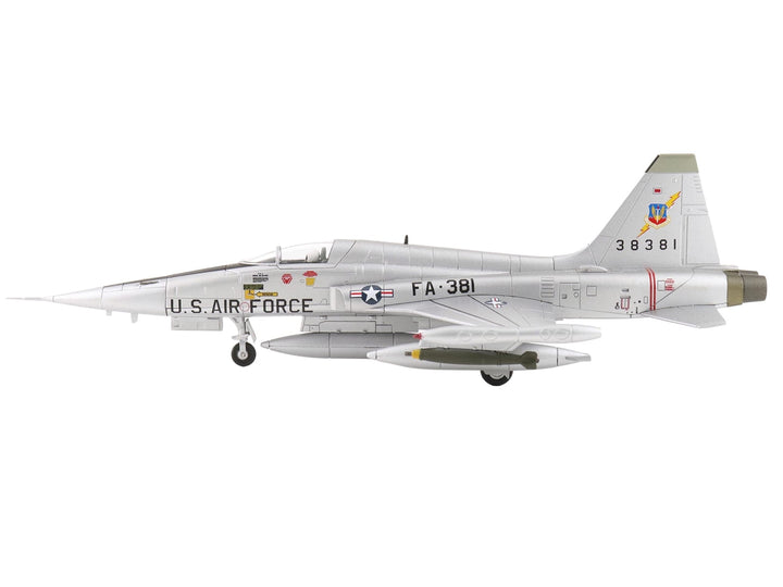 Northrop F-5A Freedom Fighter Aircraft "38381" (1960s) United States Air Force "Air Power Series" 1/72 Diecast Model by Hobby Master image 2