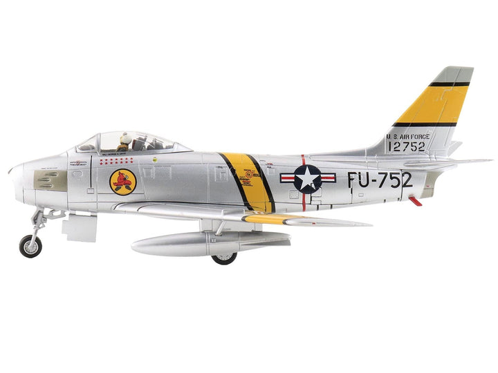 North American F-86E Sabre Fighter Aircraft "51-2752 Colonel George Andrew Davis Jr. 4th FIG 334th FIS" (1952) United States Air Force "Air Power Series" 1/72 Diecast Model by Hobby Master image 2