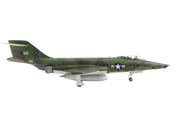 McDonnell RF-101A Voodoo Fighter Aircraft "54-1512 363rd Tactical Reconnaissance Wing Udorn Royal Thai Air Force Base" (1965) United States Air Force "Air Power Series" 1/72 Diecast Model by Hobby Master image 2