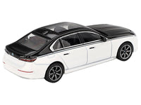 BMW i7 xDrive60 in Alpine White and Black Sapphire, MINI GT MGT00959.