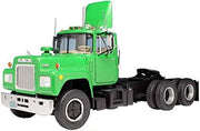 AMT-1039 Mack R685ST Semi Tractor 1:25 Scale Model Kit