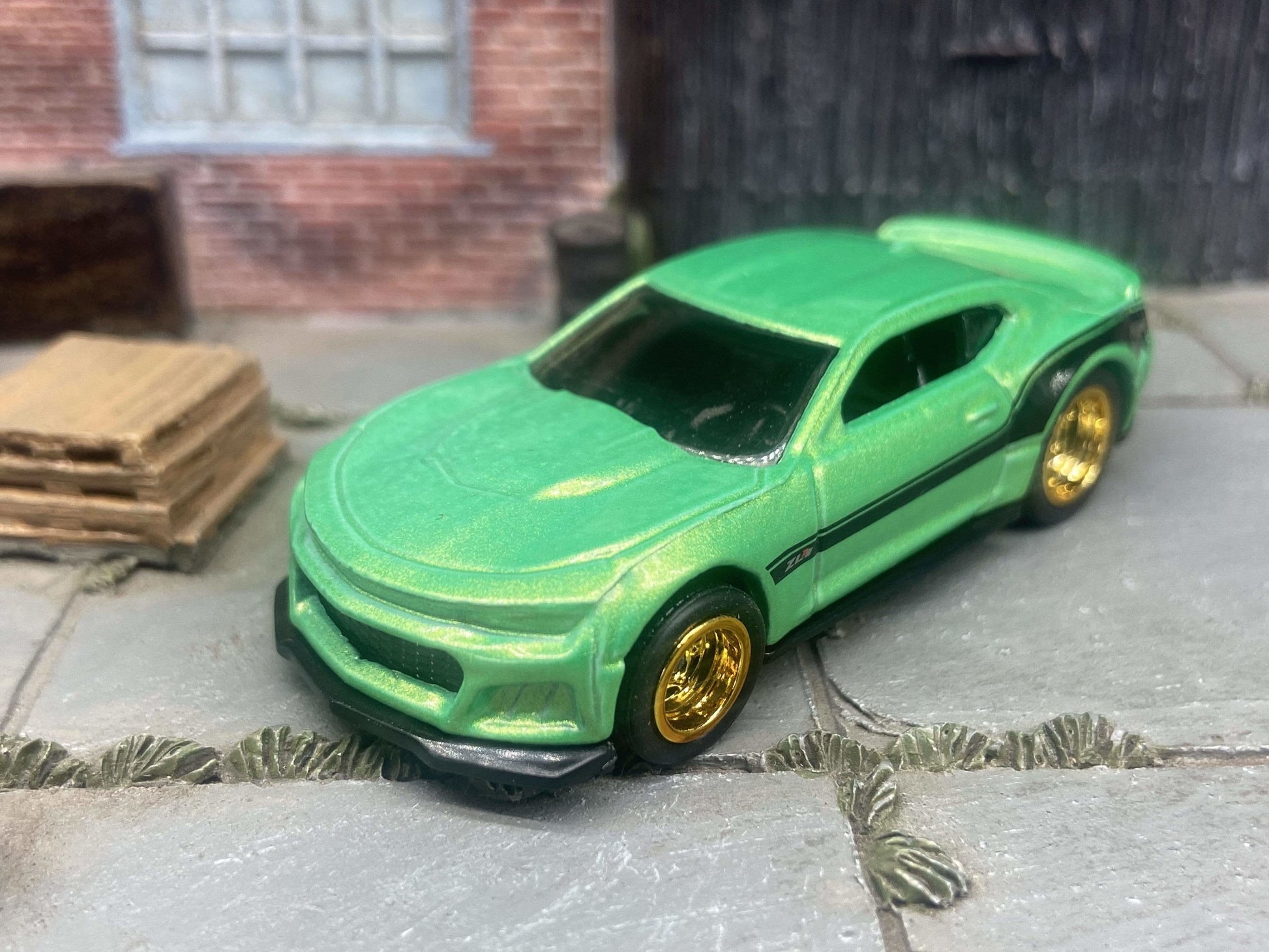 Custom Hot Wheels - 2017 Camaro ZL1 - Green and Black - Gold 5 Spoke Deep Dish Racing Wheels - Rubber Tires