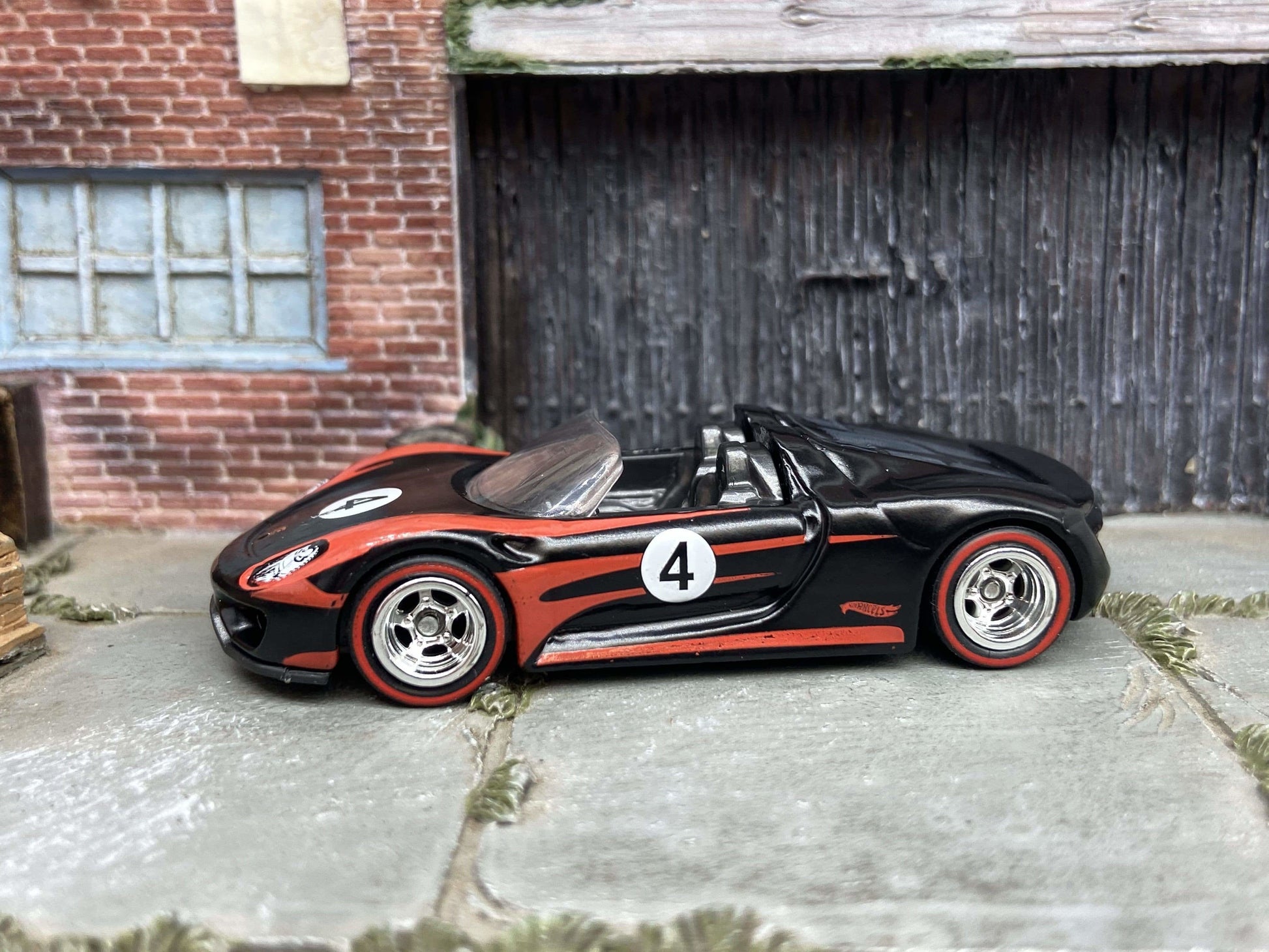 Custom Hot Wheels Porsche 918 Spyder Race Car In Black and Red With Chrome 5 Spoke Wheels With Redline Rubber Tires