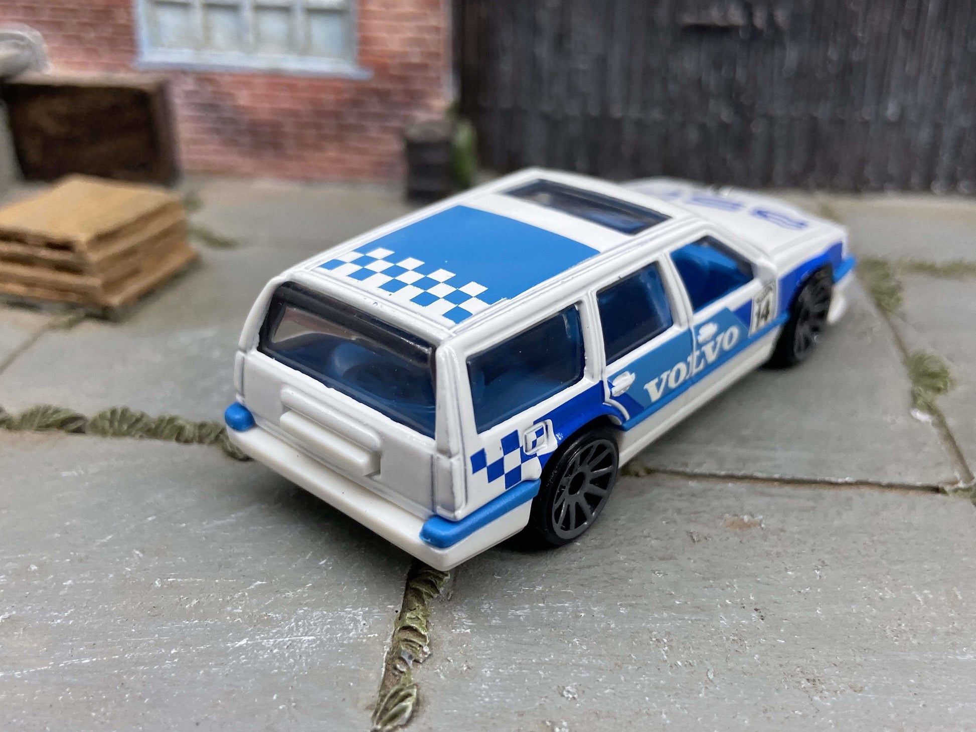 Loose Hot Wheels - Volvo 850 Estate - White and Blue