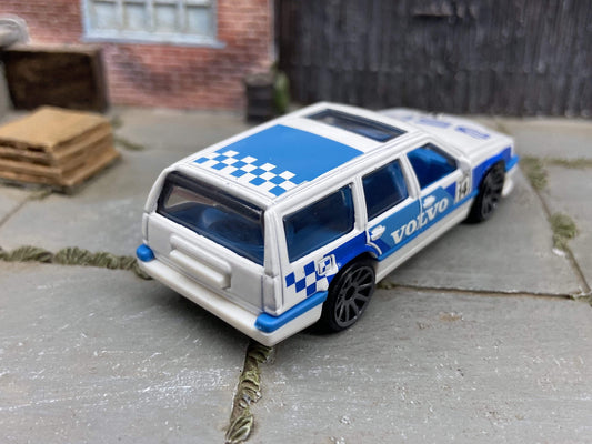 Loose Hot Wheels - Volvo 850 Estate - White and Blue