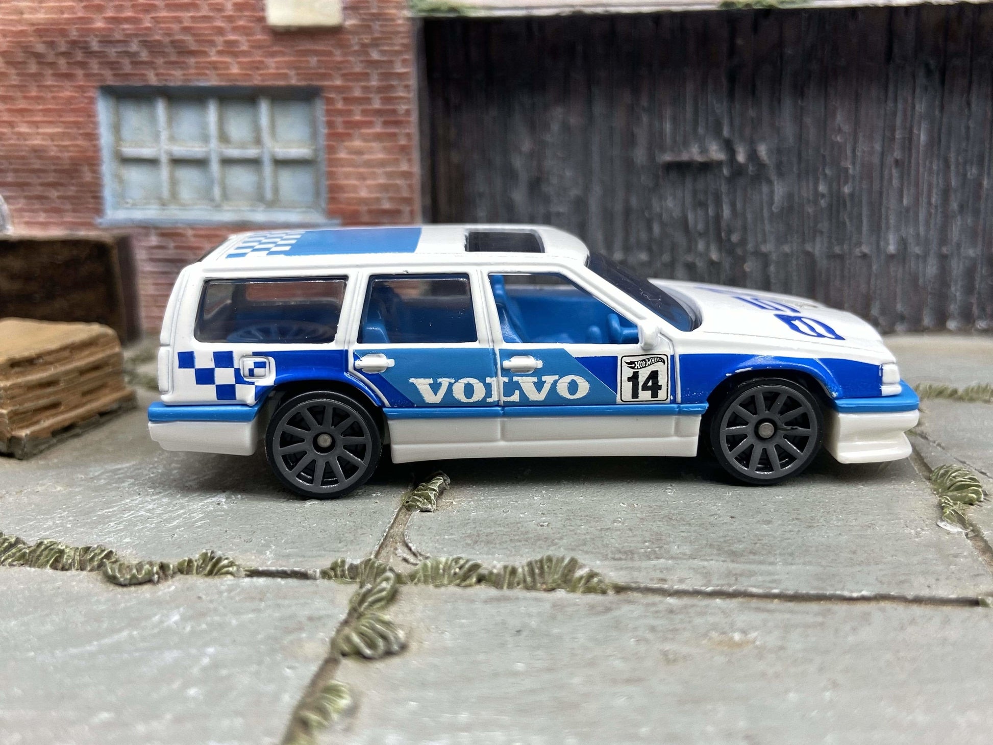 Loose Hot Wheels - Volvo 850 Estate - White and Blue