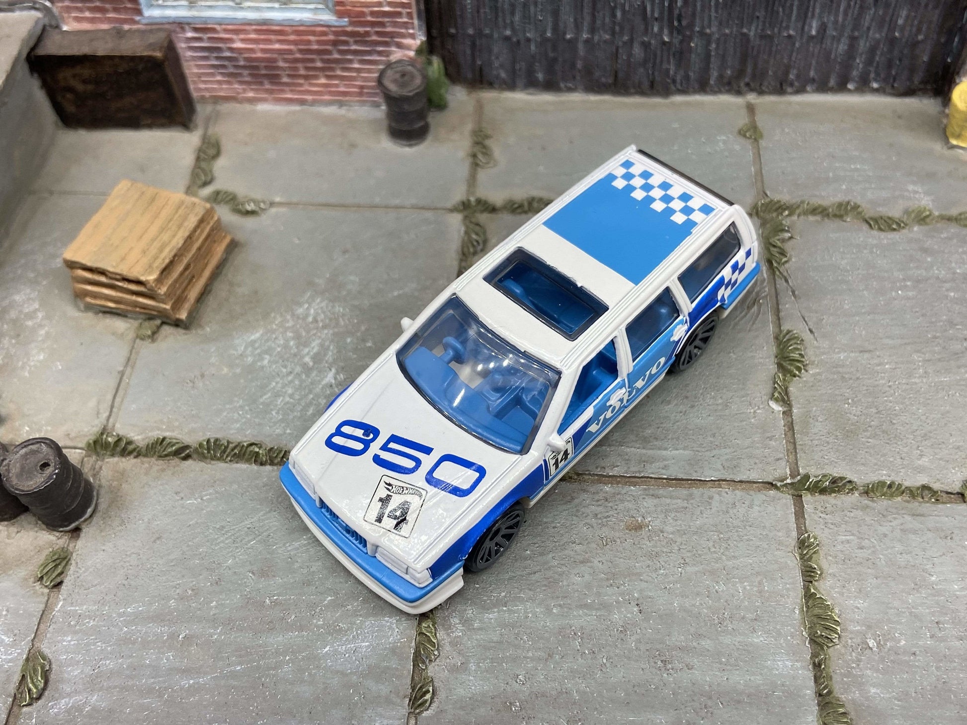 Loose Hot Wheels - Volvo 850 Estate - White and Blue
