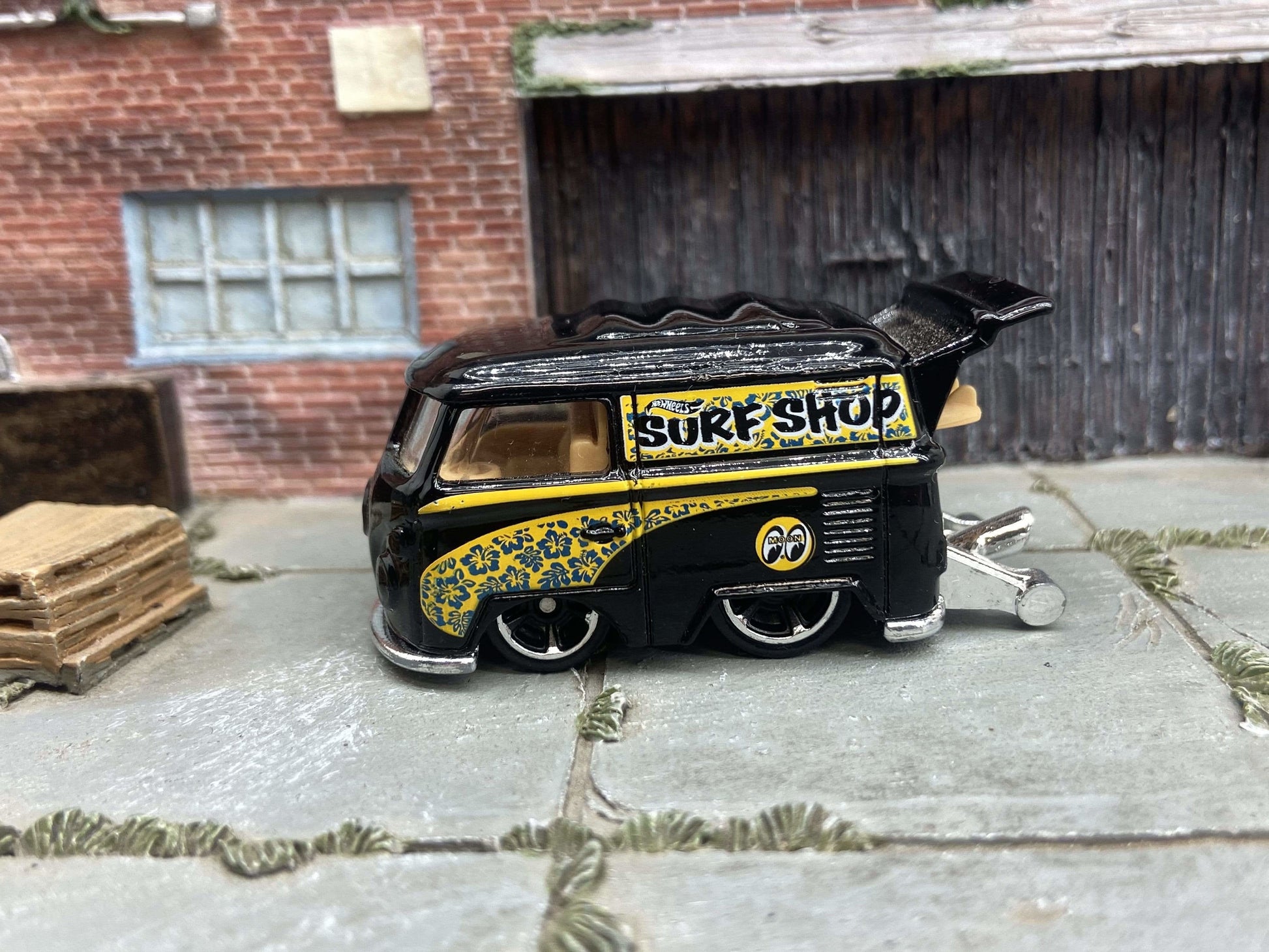 Loose Hot Wheels - VW Volkswagen Kool Kombi - Black and Yellow
