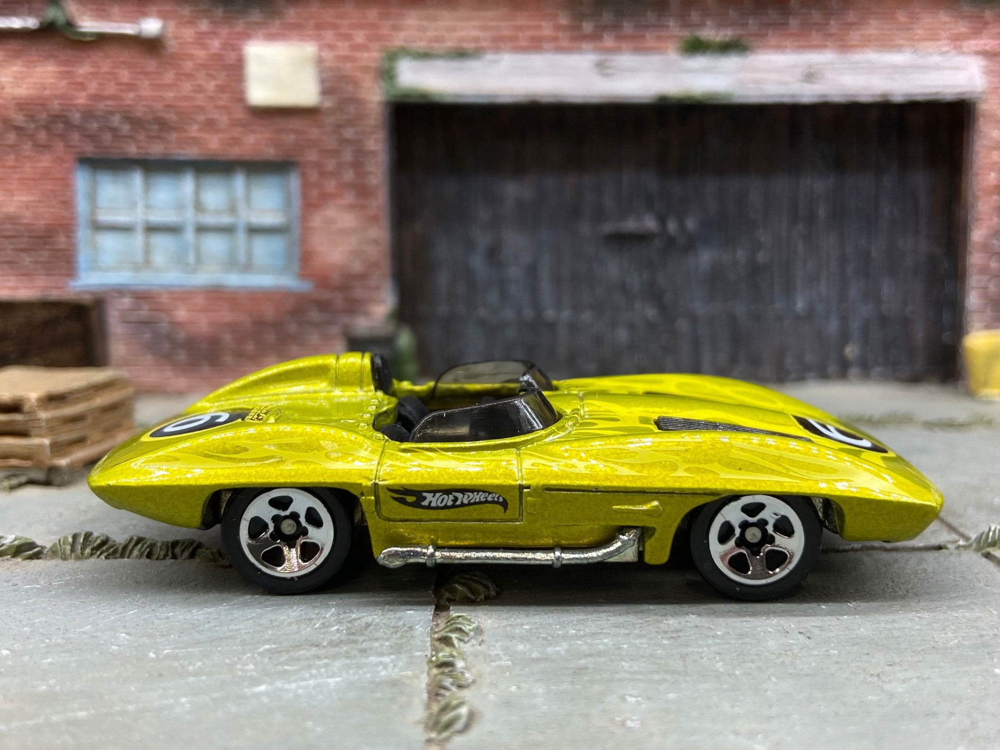 Loose Hot Wheels - Chevy Corvette Stingray - Gold and Black