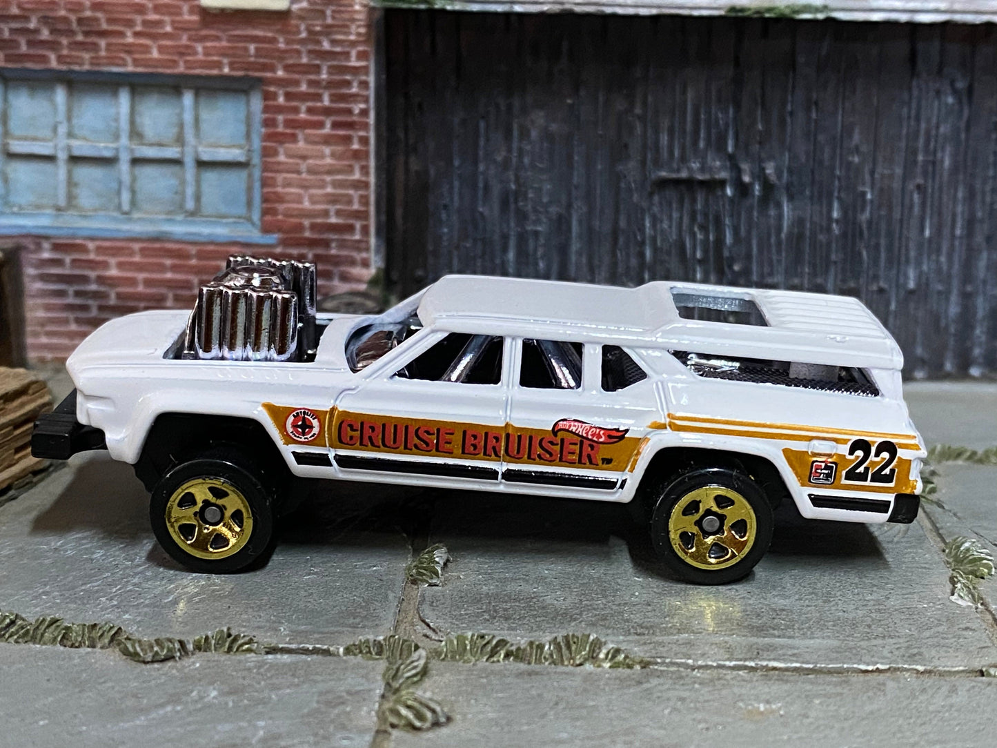 Loose Hot Wheel - Oldsmobile Vista Cruiser "Cruise Bruiser" - White and Gold 22