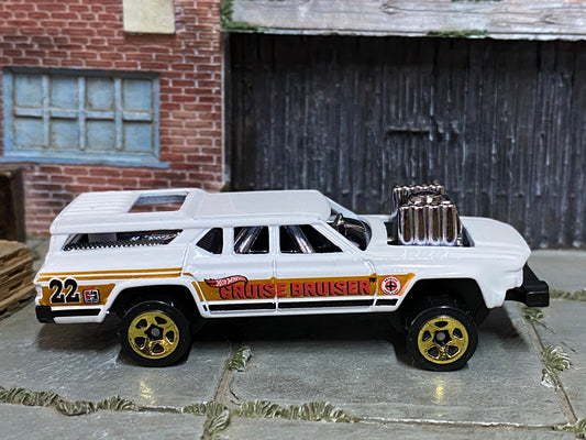 Loose Hot Wheel - Oldsmobile Vista Cruiser "Cruise Bruiser" - White and Gold 22