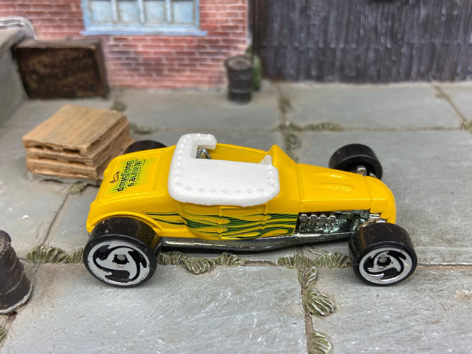 Loose Hot Wheels 1927 Ford T-Bucket Track T Dressed in Yellow with Flames