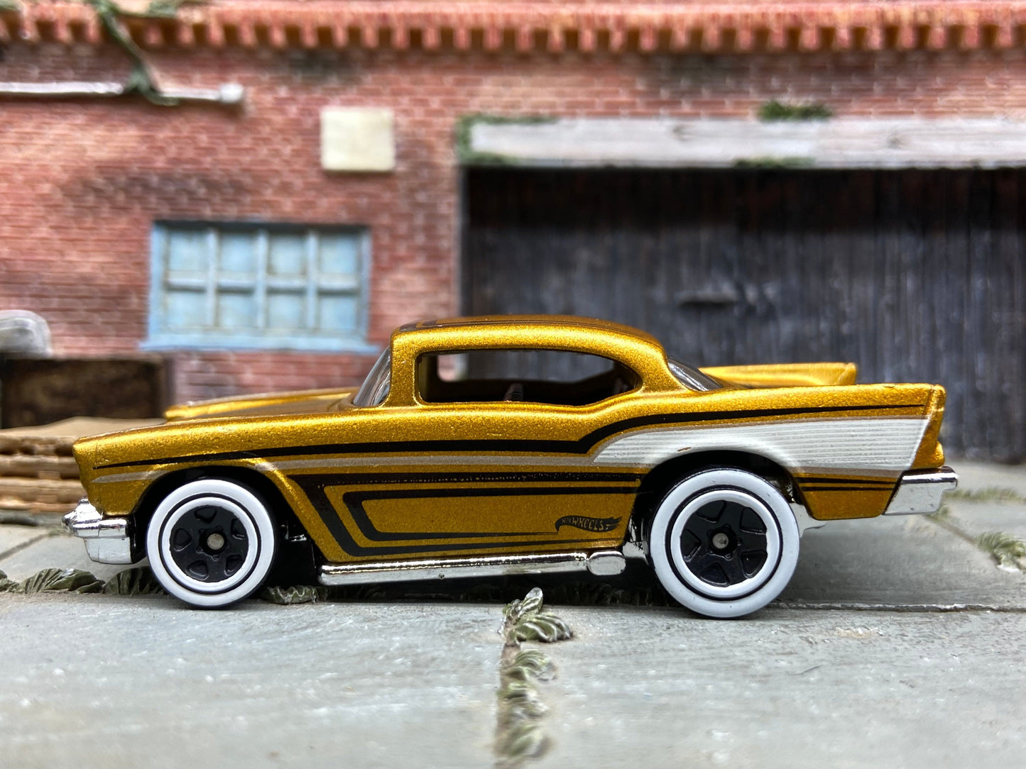 Loose Hot Wheels -1957 Chevy - Gold and Black