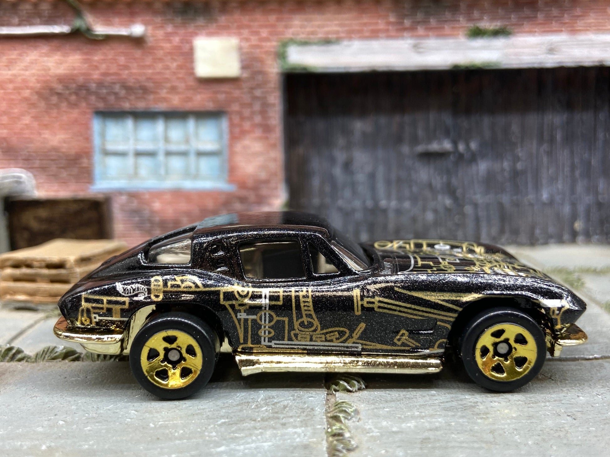 Loose Hot Wheels - 1963 Chevy Corvette Stingray - Black and Gold