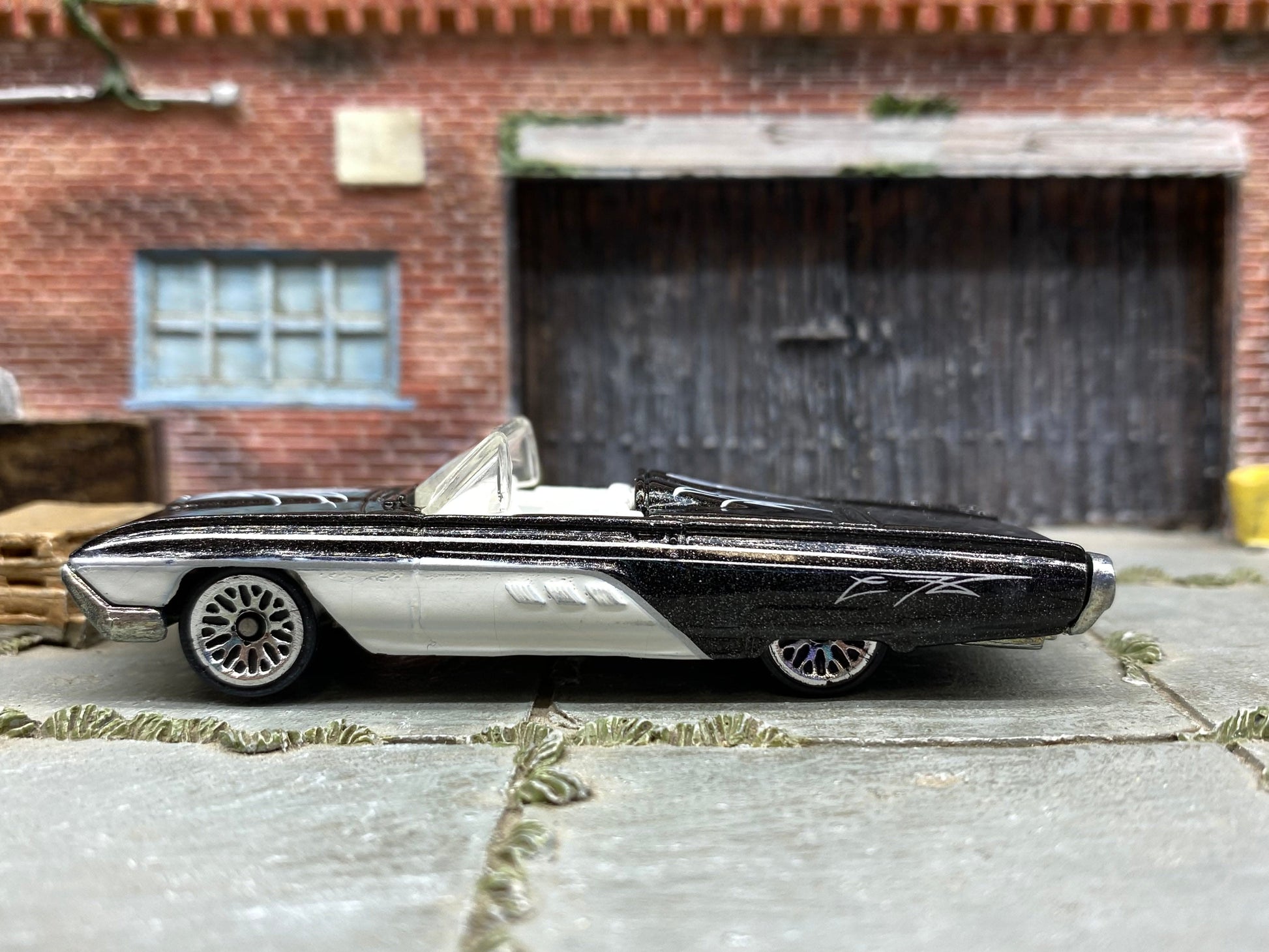 Loose Hot Wheels - 1963 Ford T-Bird Thunderbird - Black and White