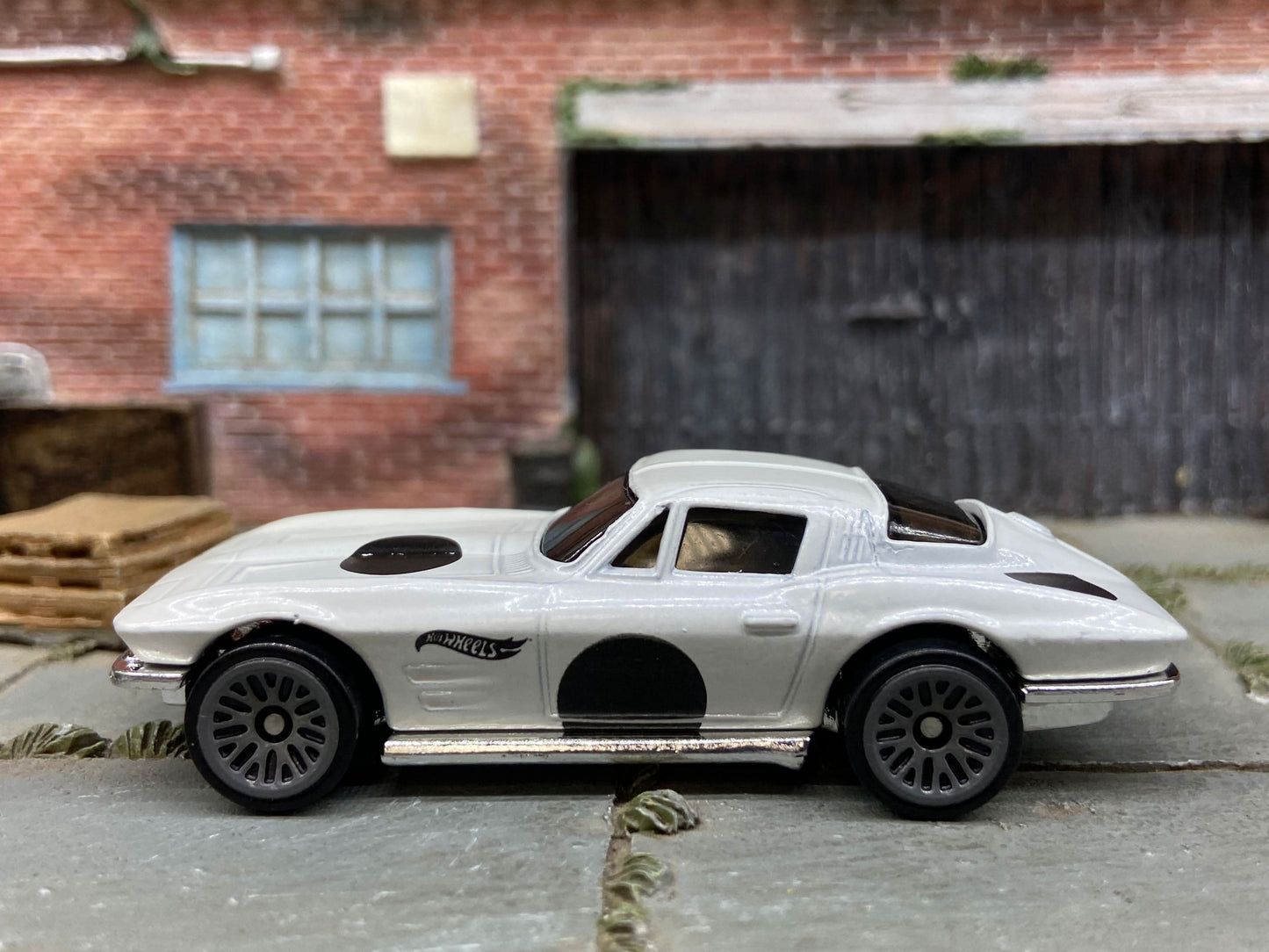 Loose Hot Wheels - 1964 Chevy Corvette Sting Ray - White and Black