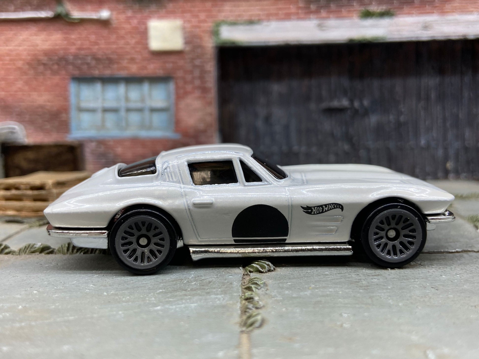 Loose Hot Wheels - 1964 Chevy Corvette Sting Ray - White and Black