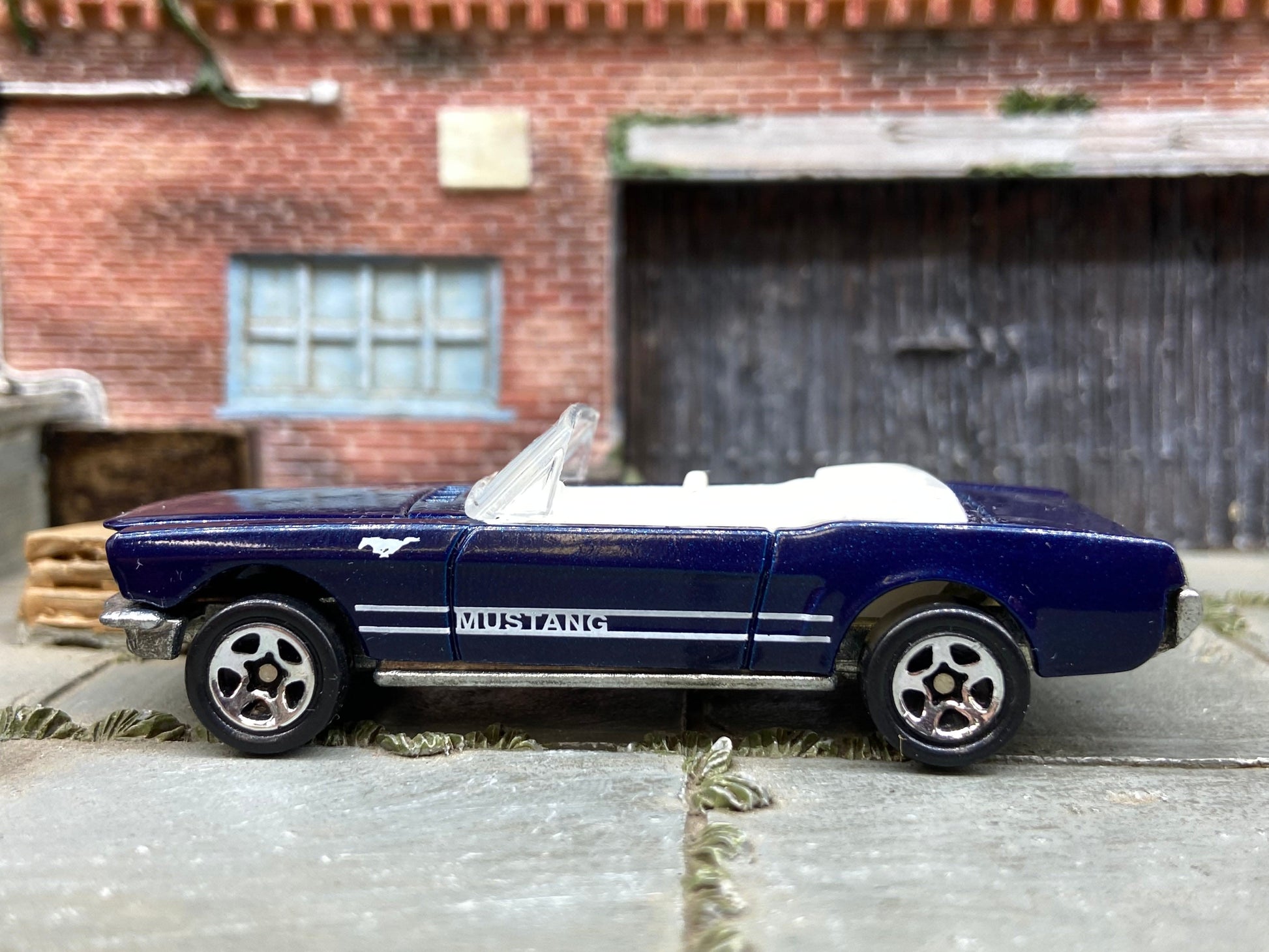 Loose Hot Wheels - 1965 Ford Mustang Convertible - Dark Blue and White