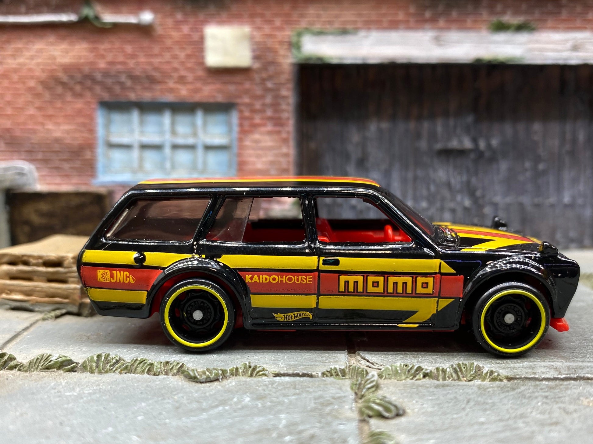 Loose Hot Wheels - 1971 Datsun 510 Wagon - Black, Red and Yellow MOMO