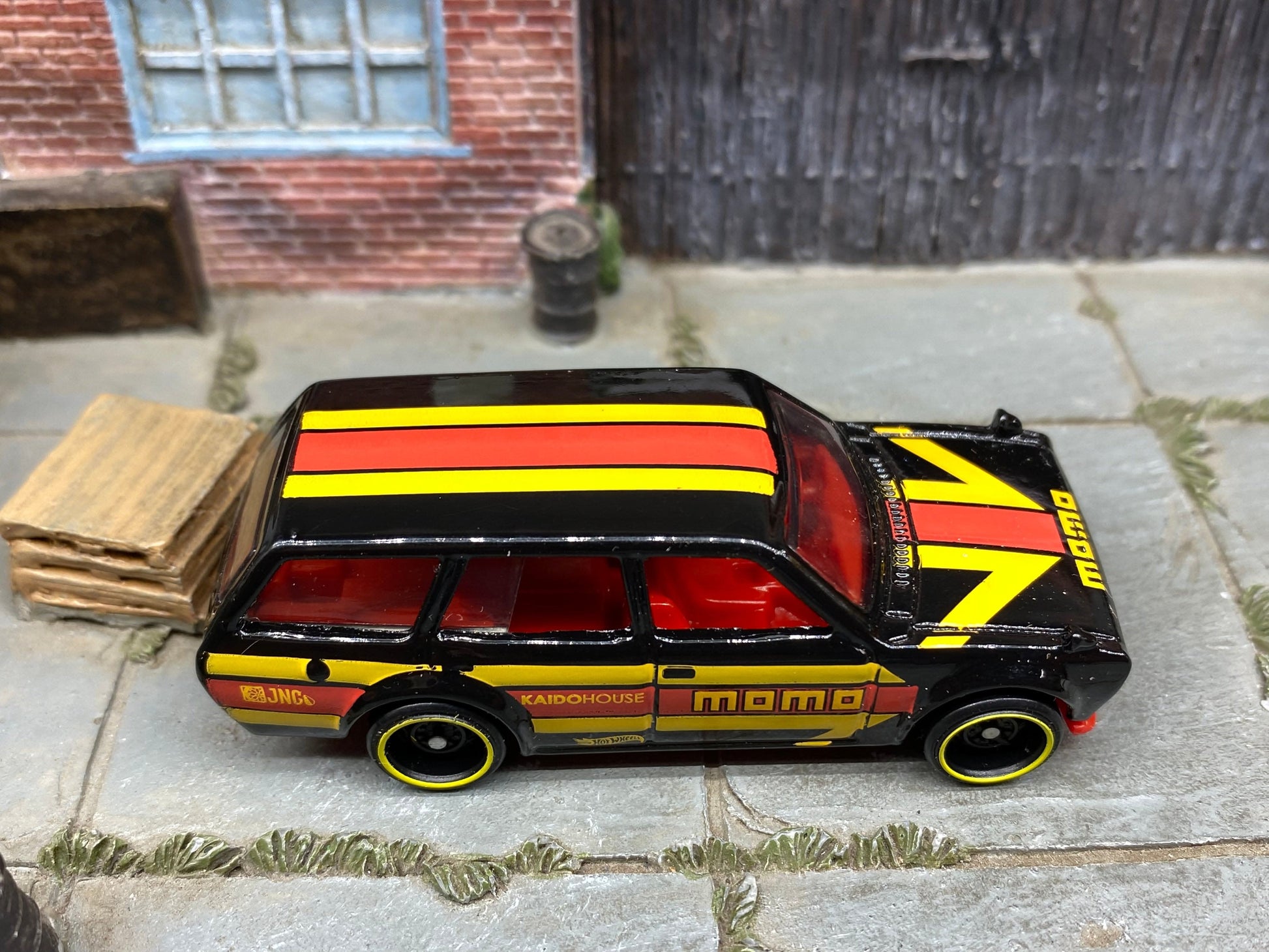 Loose Hot Wheels - 1971 Datsun 510 Wagon - Black, Red and Yellow MOMO