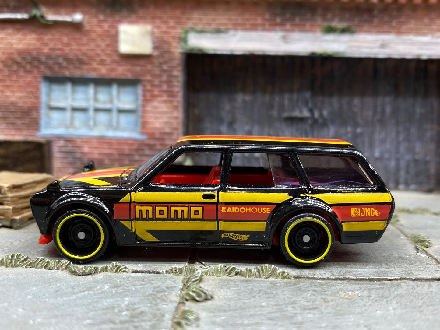 Loose Hot Wheels - 1971 Datsun 510 Wagon - Black, Red and Yellow MOMO