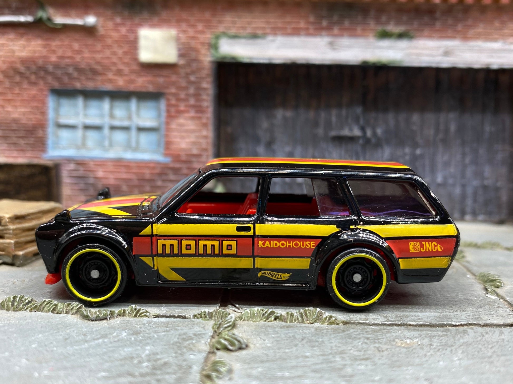 Loose Hot Wheels - 1971 Datsun 510 Wagon - Black, Red and Yellow MOMO