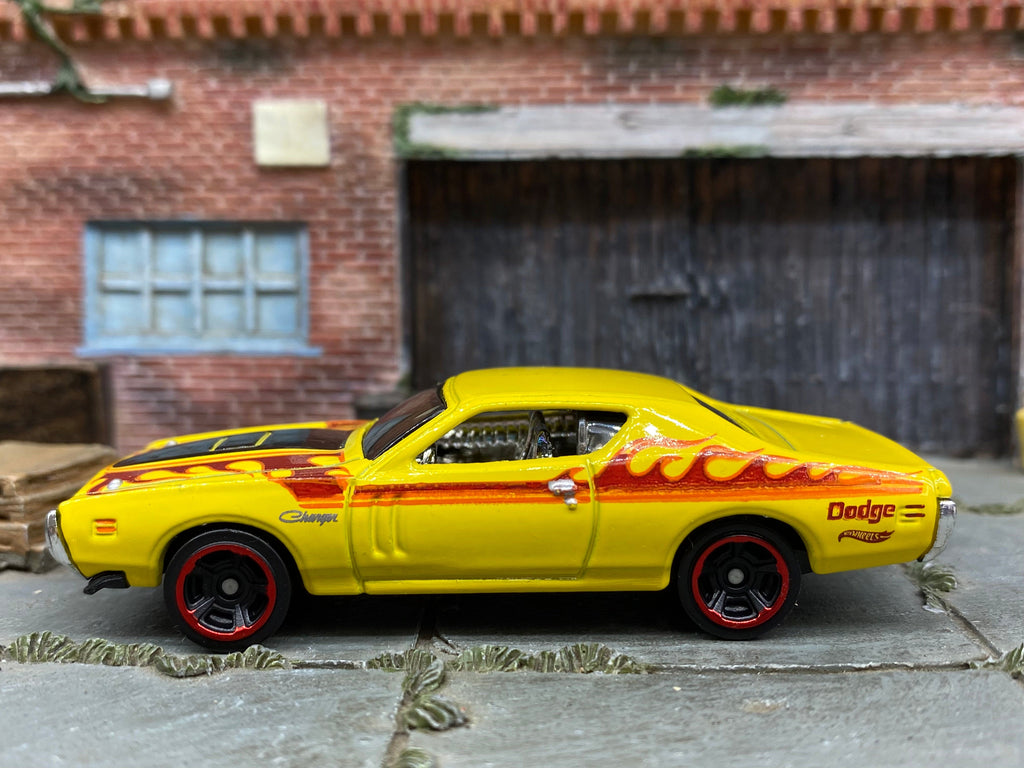 Loose Hot Wheels - 1971 Dodge Charger - Yellow and Black with Flames