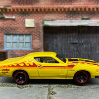 Loose Hot Wheels - 1971 Dodge Charger - Yellow and Black with Flames