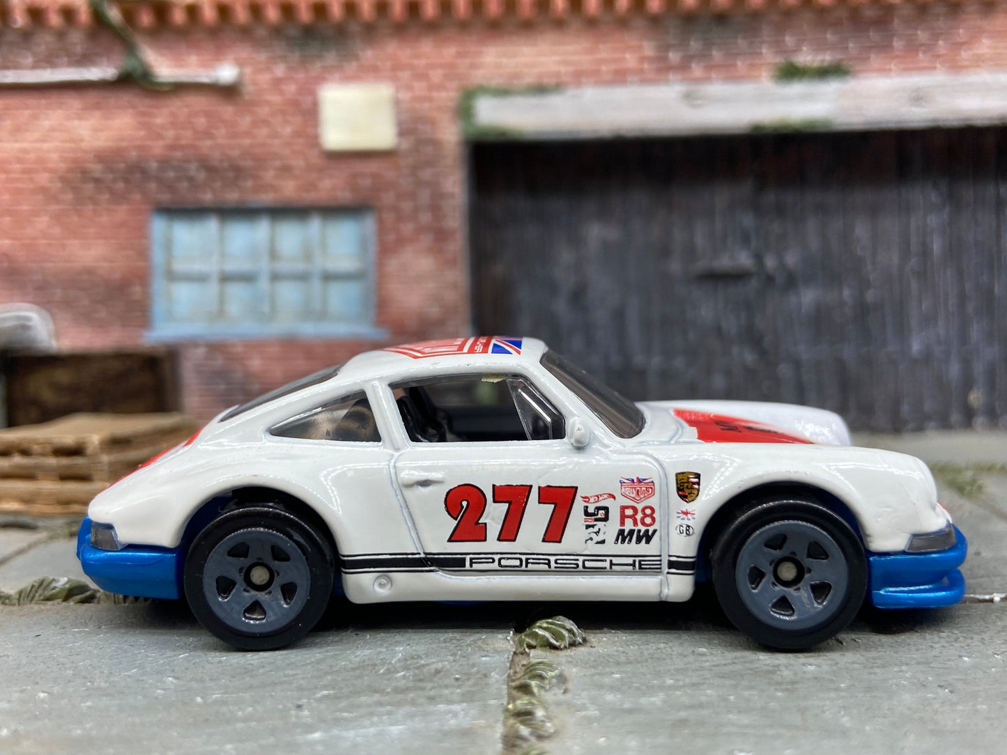Loose Hot Wheels - 1971 Porsche 911 - White and Red Urban Outlaw Livery