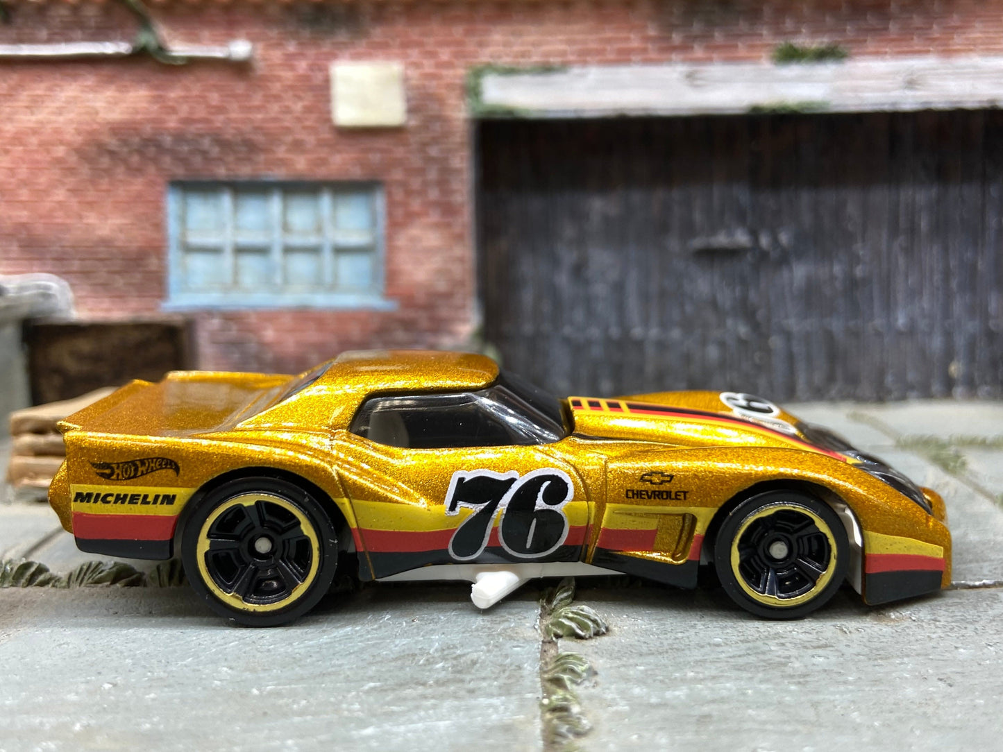 Loose Hot Wheels - 1976 Chevy Corvette Greenwood - Gold, Black and Red 76
