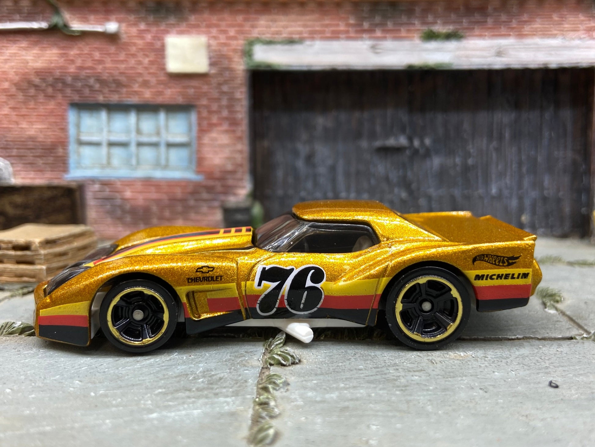 Loose Hot Wheels - 1976 Chevy Corvette Greenwood - Gold, Black and Red 76