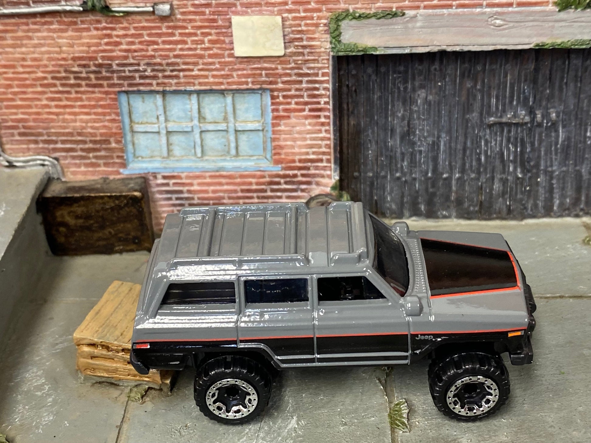 Loose Hot Wheels - 1988 Jeep Wagoneer - Gray, Black and Red