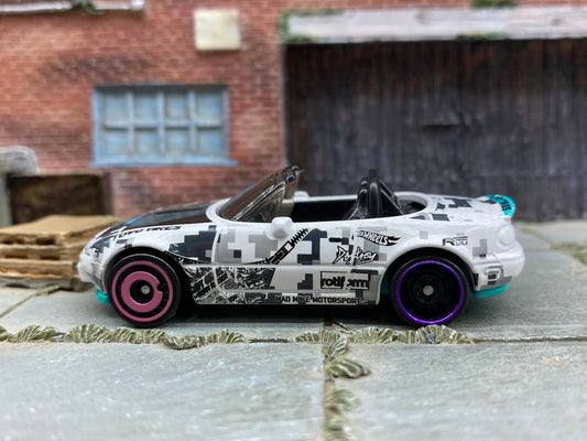 Loose Hot Wheels - 1991 Mazda MX-5 Miata - White, Black and Green