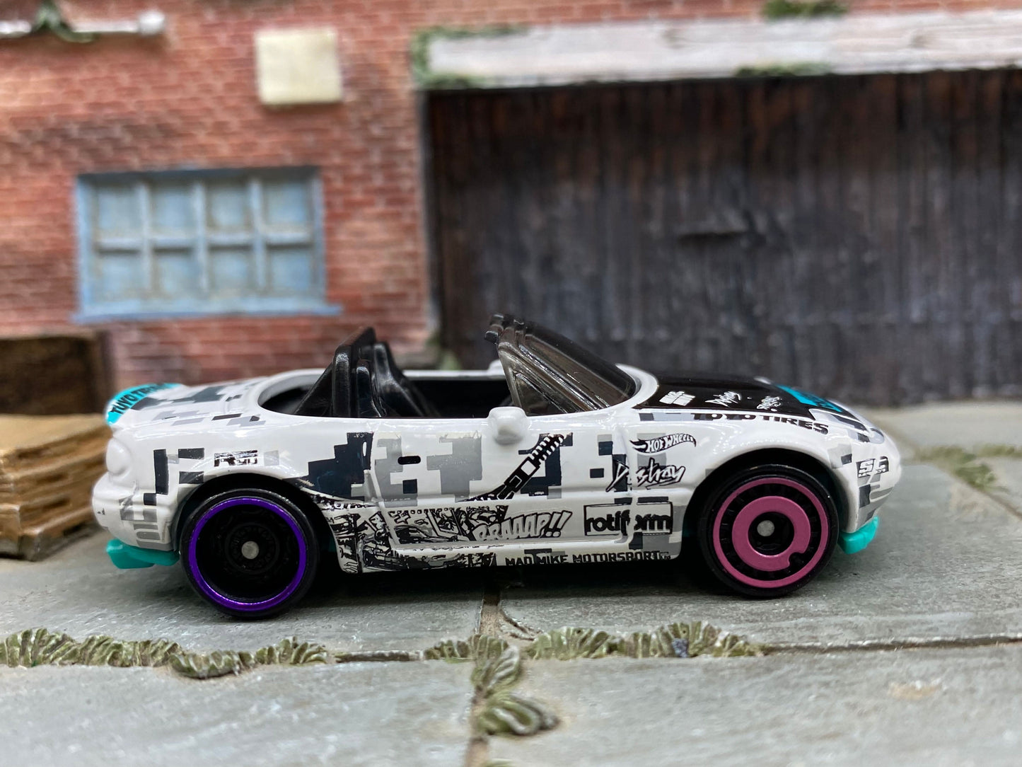 Loose Hot Wheels - 1991 Mazda MX-5 Miata - White, Black and Green