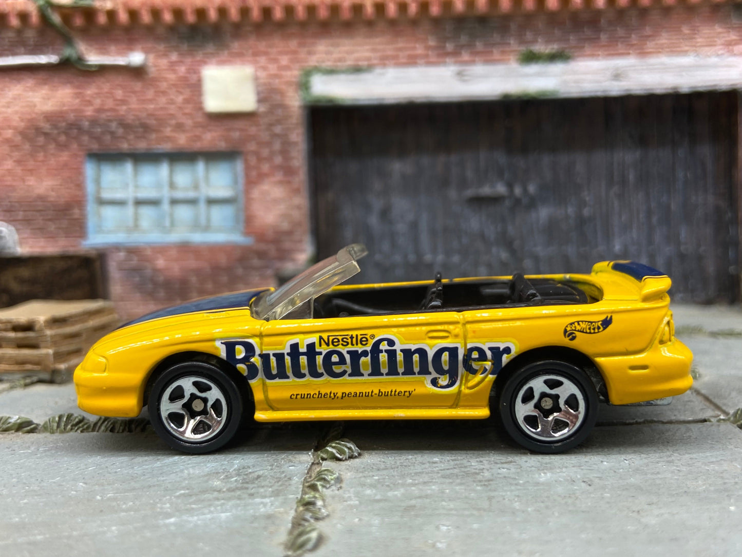 Loose Hot Wheels - 1996 Ford Mustang GT Convertible - Yellow Butterfinger Livery