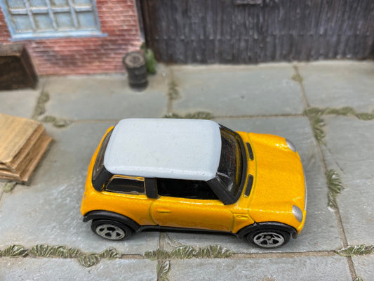 Loose Hot Wheels - 2001 Mini Cooper - Yellow and White