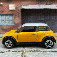 Loose Hot Wheels - 2001 Mini Cooper - Yellow and White